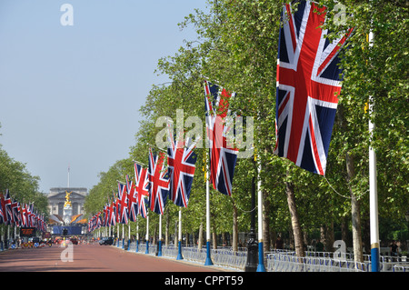 Union Jack-Flaggen hoch hinaus auf der Mall in der Feier von Königin Elizabeth II Diamond Jubilee Stockfoto