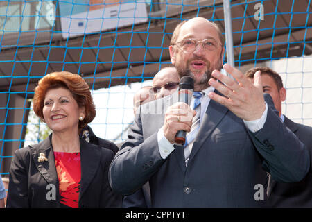 30. Mai 2012 - Brüssel (Belgien) - EU-Kommissarin Androulla Vassiliou (L) und Präsident des Europäischen Parlament, Martin Schulz, abgebildet bei der Einweihung des Präsidenten-Cup, die erste Fußballmeisterschaft des Europäischen Parlaments, organisiert von der EVP-Fraktion. Stockfoto