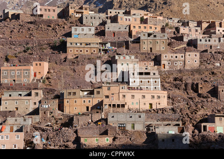 Adobe-Häusern in der Nähe von Imlil am Fuße des Atlasgebirges Stockfoto