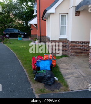 Haushalt Abfall und recycling warten Curbside Sammlung von Cornwall Rat Auftragnehmern in farbigen Taschen sortiert. Stockfoto