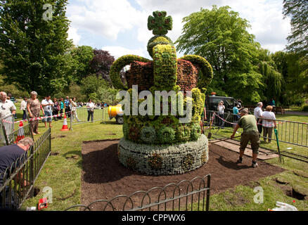 Floral Krone. St James Park, London, UK. 30.05.2012 Bild zeigt eine große florale Krone, Diamond Jubilee von ihrer Majestät Königin Elizabeth II in St James Park zu feiern. Die vier Meter hohe floral Krone dauerte fünf Wochen, zu konstruieren und wiegt rund fünf Tonnen. Stockfoto