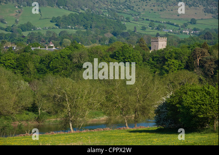 Blick über den Fluss Wye und am Fluss Wiese in The Warren, mit Blick auf die Stadt von Heu auf Wye Powys Wales UK Stockfoto