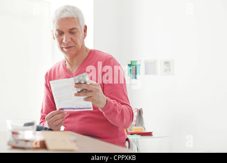 CHOLESTERIN-BEHANDLUNG, ÄLTERE MENSCHEN Stockfoto