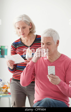 CHOLESTERIN-BEHANDLUNG, ÄLTERE MENSCHEN Stockfoto