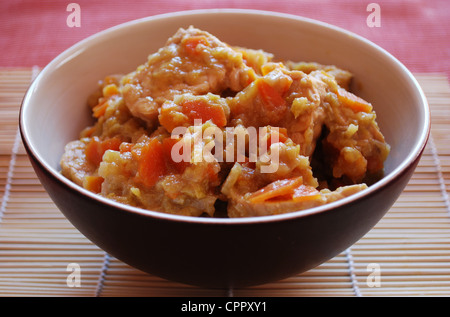 Tempeh mit Karotten, Lauch und Sojasauce in einer Schüssel Eintopf Stockfoto