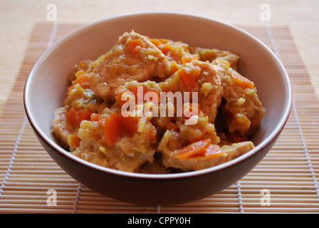 Tempeh mit Karotten, Lauch und Sojasauce in einer Schüssel Eintopf Stockfoto