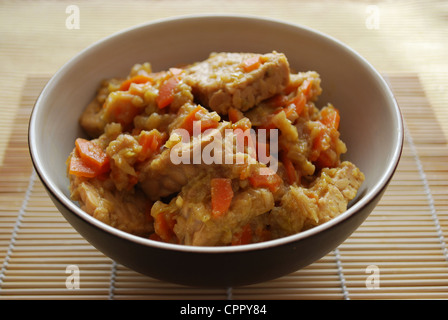 Tempeh mit Karotten, Lauch und Sojasauce in einer Schüssel Eintopf Stockfoto