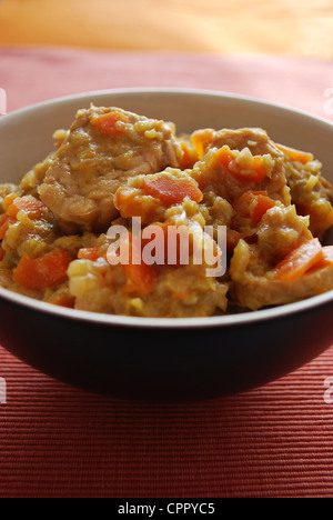Tempeh mit Karotten, Lauch und Sojasauce in einer Schüssel Eintopf Stockfoto
