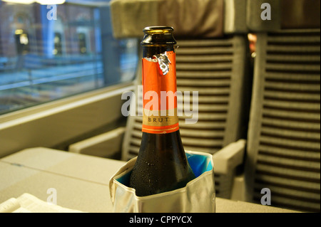 Eine Flasche Sekt in einer Kältemaschine auf einer Eurostar Eurotunnel Zug Stockfoto