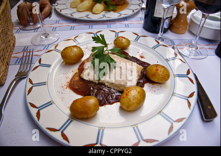 Mittagessen im Restaurant La Tupiña, Rue de la Porte de Monnaie, Bordeaux, Gironde, Nouvelle-Aquitaine, Frankreich, Stör, neue Kartoffeln im Freien Stockfoto