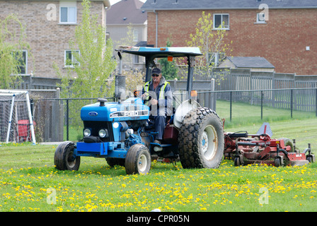 Mann das Rasenmähen mit einem Traktor Stockfoto