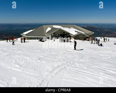 Ptarmigan Restaurant auf Cairn Gorm Berg in Schottland bei sonnigem Wetter mit viel Schnee Anfang Mai Stockfoto