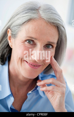 PORTRÄT - 65 JAHRE ALTE FRAU Stockfoto