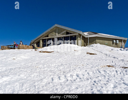 Ptarmigan Restaurant auf Cairn Gorm Berg in Schottland bei sonnigem Wetter mit viel Schnee Anfang Mai Stockfoto