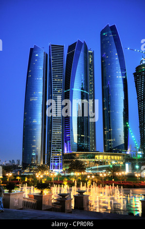 Wolkenkratzer in Abu Dhabi in der Abenddämmerung, Vereinigte Arabische Emirate Stockfoto