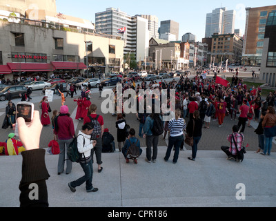 Studenten Demonstration protestieren gegen studentische Ausbildung Studiengebühren Anstieg der Gebühren im La Place des Arts Art Centre in Montreal, Kanada KATHY DEWITT Stockfoto