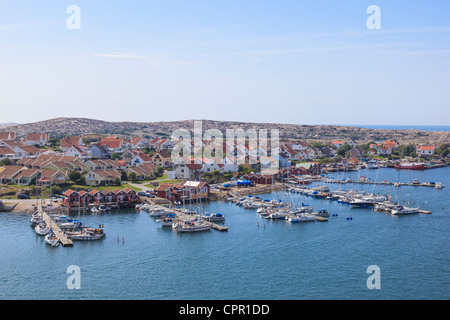 Blick auf den Hafen auf der Ostseite des Smogen an der schwedischen Westküste. Stockfoto