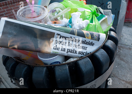 Tremblay-Schlagzeilen auf Zeitung in Papier-recycling-Mülleimer Montreal Kanada Stockfoto