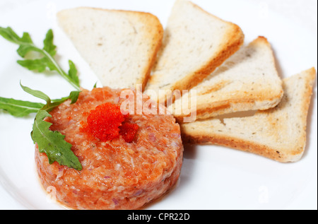 Roter Fisch in den Salat. Vier Croutons und rotem Kaviar Stockfoto