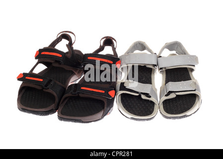 zwei Paar Sandalen, Foto auf weiß Stockfoto