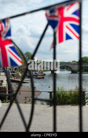 London, UK. Die Queens Barge Gloriana ist in Richmond upon Thames im Südwesten London festgemacht, während letzten Schliff am 30. Mai 2012 für die Themse Königin Elizabeth II Diamond Jubilee-Flottille in London am 3. Juni 2012 vorgenommen werden Stockfoto