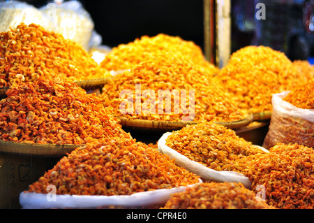 Getrocknete Garnelen auf den Verkauf in einem lokalen Markt in Kambodscha Stockfoto