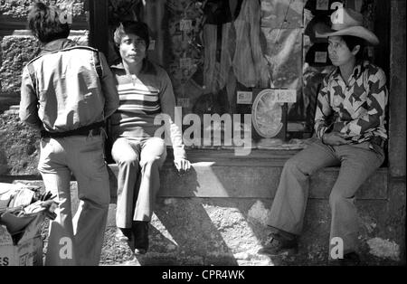 Sitzen auf einer Fensterbank in Guatemala-Stadt Stockfoto