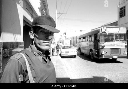 Ein bewaffneter Polizist patrouilliert eine Straße in Guatemala-Stadt Stockfoto