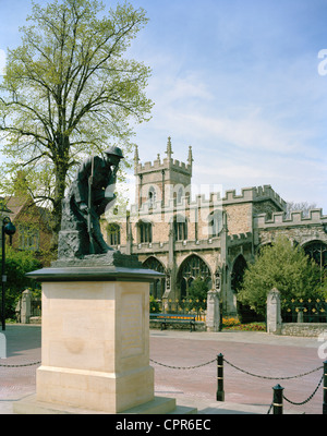 Kriegerdenkmal und All Saints Church Markt Quadrat Huntingdon Cambs England Stockfoto