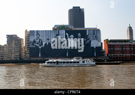 Großes Foto von der königlichen Familie zum Jubiläum am Meer Container Haus am Fluß Themse, London Stockfoto