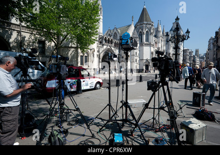 TV-Kameras & Lichter erwarten Reporter wie Tony Blair Hinweise auf Leveson Inquiry, London im Royal Courts of Justice (in BG gibt) Stockfoto