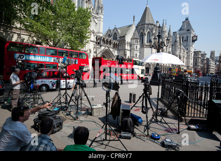 TV-Kameras & Lichter erwarten Reporter wie Tony Blair Hinweise auf Leveson Inquiry, London im Royal Courts of Justice (in BG gibt) Stockfoto