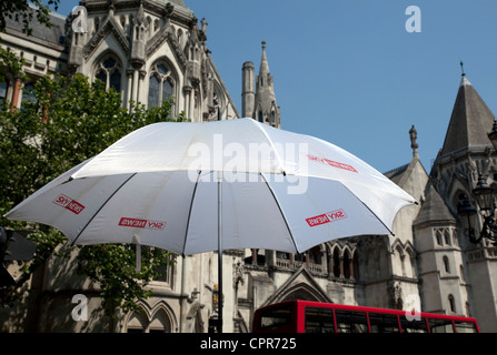 Sky News TV Kanal Sonnenschirm außerhalb Royal Courts of Justice, London als Tony Blair wird am Leveson-Anfrage Stockfoto