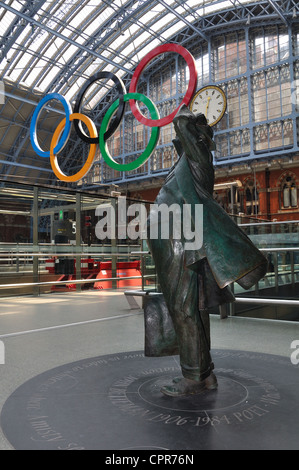 Sir John Betjeman mit Olympischen Ringen, internationale Bahnhof St Pancras, London, UK Stockfoto