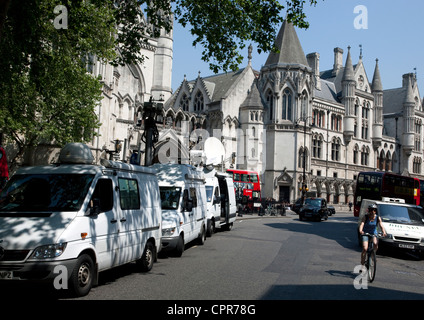 TV Sat-Fahrzeuge wird außen Royal Courts of Justice, London als Blair Leveson angezeigt. Anfrage Stockfoto