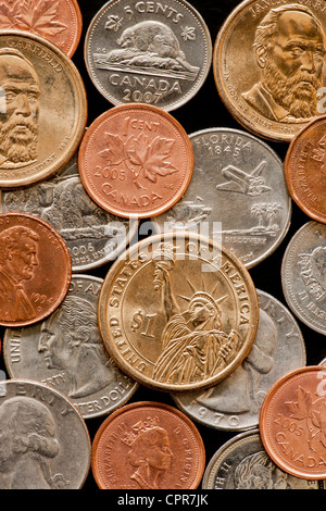 USA-Dollar-Münze und verschiedene kanadischen und US-amerikanischen Münzen in Nahaufnahme-Victoria, British Columbia, Kanada. Stockfoto