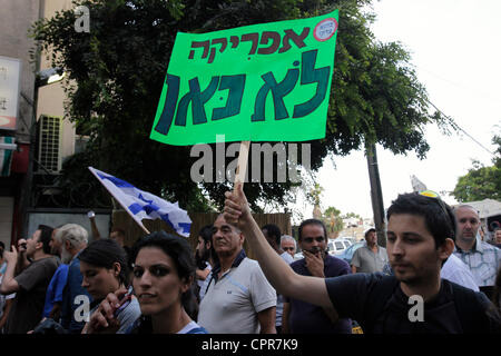 Ein israelischer Demonstrante hält ein hebräisches Schild auf dem "Afrika ist nicht hier" steht während der Demonstration gegen afrikanische Asylbewerber und illegale Einwanderer im Süden von Tel Aviv Israel Stockfoto