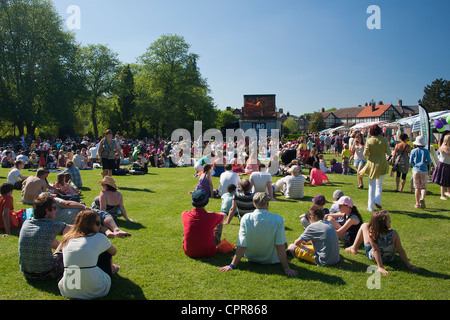Familien, die gerade eine mobile open Air Kino in Hall Leys Park, Matlock, Derbyshire, England, Vereinigtes Königreich, an einem heißen sonnigen Tag Stockfoto