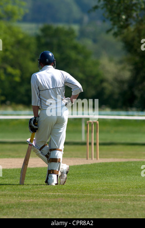Schlagmann im Dorf Cricket-Match bei Henley-in-Arden Stockfoto
