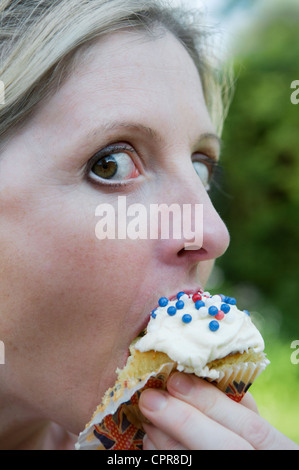 Nahaufnahme von Frau Cupcake mit großen Überraschung Augen essen. Konzept, in der Tat etwas zu Essen erwischt She Klanqualität Stockfoto