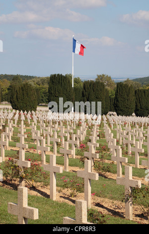 Französische Trikolore fliegt stolz über die französischen Nationalfriedhof vor das Beinhaus von Douaumont, in der Nähe von Verdun, Frankreich. Stockfoto