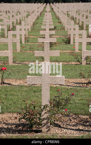 Konzentrieren Sie sich auf cross-Grabsteine, French National Cemetery, Beinhaus von Douaumont, in der Nähe von Fort Douaumont bei Verdun, Frankreich. Stockfoto