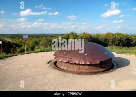 Detail mit steigenden Geschützturm (für eine 75-mm-Geschütz) auf Fort Douaumont mit Blick auf die Landschaft, in der Nähe von Verdun, Frankreich. Stockfoto