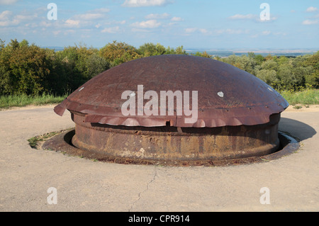 Detail zeigt einen steigende Geschützturm (für eine 75-mm-Geschütz) auf Fort Douaumont bei Verdun, Frankreich. Stockfoto