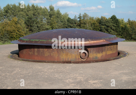 Detail zeigt 75mm Kanonenrohr auf eine steigende Geschützturm auf Fort Douaumont bei Verdun, Frankreich. Stockfoto