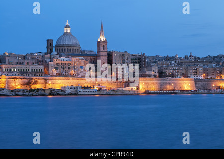 Erstaunliche Nachtansicht aus dem Meer auf den Hafen von Valletta, Malta. Stockfoto