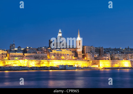 Erstaunliche Nachtansicht aus dem Meer auf den Hafen von Valletta, Malta. Stockfoto