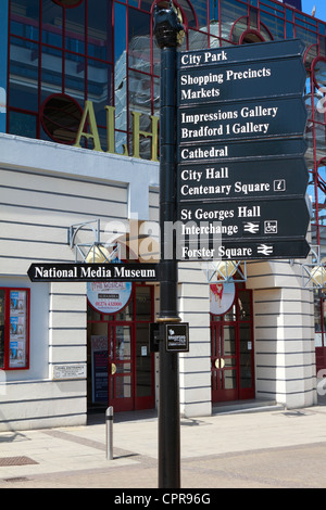 Touristischer Wegweiser vor dem Alhambra Theater in Bradford, West Yorkshire, England, UK. Stockfoto