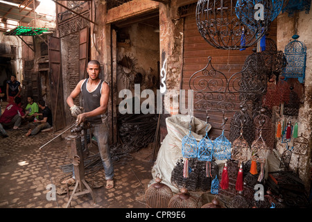 Marrakesch Handwerk - Schmiedeeisen Handwerker arbeiten in die Souks, die Medina, Marrakesch, Marokko, Afrika Stockfoto