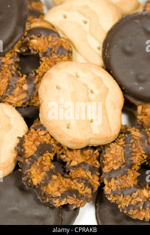 Dünne Münzstätten, Kleeblätter und Samoas Girl Scout Cookies. Stockfoto